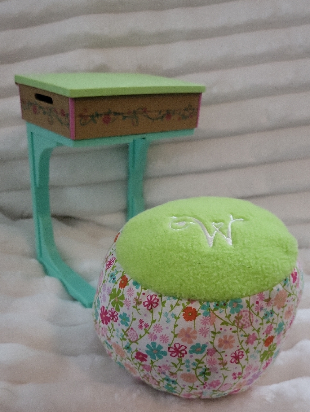 American Girl Wellie Wishers Doll Ready to Learn Desk Playset with Seat Toy Set